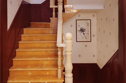 双滦中式别墅室内汉白玉石楼梯的定制安装装饰效果
