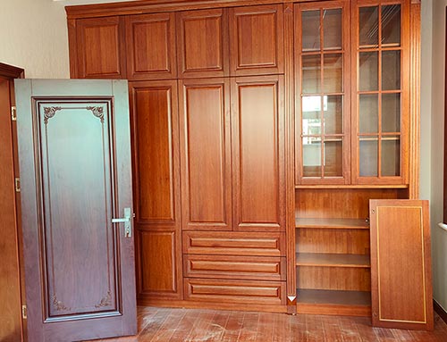 双滦中式家庭装修里定制的实木衣柜效果图